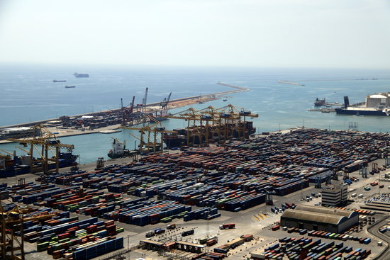 Shipping containers at the port of Barcelona (by ACN)
